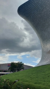 Mein Weg zur Einwanderungsbehörde: Das Museo Soumaya, das in der Nähe des Migrationsinstituts in Polanco liegt.