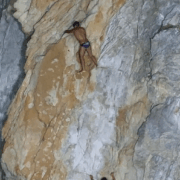 Video: La Quebrada: Klippenspringer beim Klettern auf die Felswand