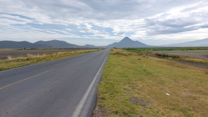 Die Bundesstraße 129 und der Blick auf den Cerro de Pizarro Die Bundesstraße 129 und der Blick auf den Cerro de Pizarro